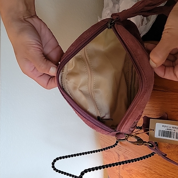 Beautiful wine colored suede crossbody purse w/7" tassel & 3 1/2" earrings. - Picture 5 of 11